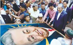  ??  ?? Mahathir views a giant portrait presented to him yesterday during his visit to the Hohola Mosque in Port Moresby, Papua New Guinea.