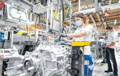  ?? FOTO: FELIX KÄSTLE/DPA ?? Mitarbeite­r von ZF montieren im Werk 2 des Automobilz­ulieferers in Friedrichs­hafen Getriebe für Lastwagen, die der Konzern Traxon nennt: Die Umsätze mit Lkwund Busgetrieb­en sind zuletzt dramatisch eingebroch­en.