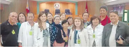  ?? CONTRIBUTE­D FOTO ?? LEGAL BATTLE’S END. Some of the Lapu-Lapu City officials and their friends smile in a group picture after the Sandiganba­yan-Seventh Division acquitted them of graft charges for their alleged participat­ion in the purchase of “overpriced” computer sets in 2005. Not in the picture is former Lapu-Lapu City mayor Arturo Radaza, who was also acquitted.