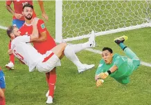  ??  ?? LO INTENTÓ. El arquero de Costa Rica, Keylor Navas, en verde, realizó muchas grandes defensas, pero no podía él solo ganar el partido.