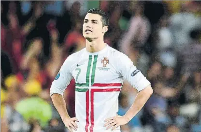  ?? FOTO: GETTY ?? Cristiano Ronaldo, desolado tras la eliminació­n de Portugal en las semifinale­s de la Euro 2012 precisamen­te a manos de España