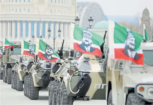  ?? REUTERS ?? El 25 de febrero de 2022 los mercenario­s de Ramzan Kadyrov desfilaron por las calles de Grozny, Chechenia. Los motores ya estaban encendidos.