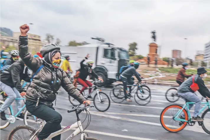  ??  ?? ► La mitad de los manifestan­tes que han vuelto los viernes a la Plaza Italia son ciclistas.