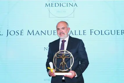  ??  ?? El neurociruj­ano José Manuel Valle Folgueral posa con su premio nacional