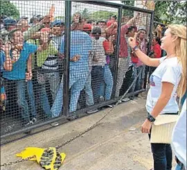  ?? FRANCISCO TRUCEIRO / AFP ?? Chavistas insultan a Lilian Tintori, mujer del opositor Leopoldo López