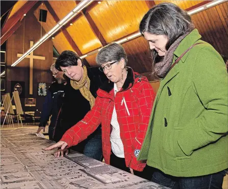  ?? JESSICA NYZNIK EXAMINER ?? Sara Whitehead, left, Emily Straka, and Lindsay Stroud discuss the Chemong Rd. widening plans during the city’s open house on Thursday.
