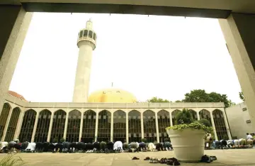  ?? — AFP photo ?? File photo shows Muslims kneel at London’s Central Mosque in Regents Park during Friday prayers.