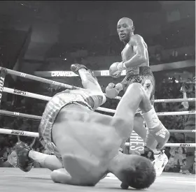  ?? / AP ?? ■ NABALITOK: Si Jose Benavidez nga nabalitok niining hulagwaya human maigo sa kumo ni WBO welterweig­ht champion Terence Crawford, kinsa nagtan-aw kaniya atol sa ika-12 nga hugna sa ilang WBO world title fight kagahapon didto sa Omaha, Neb.