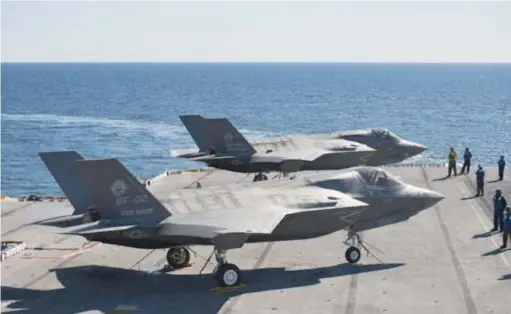  ??  ?? Deux F-35B sur le pont de L’USS Wasp, au cours de leurs premiers essais à la mer. (© Lockheed Martin)