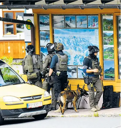  ??  ?? Rund um den Tatort im Tiroler Erpfendorf wurden Einsatzkrä­fte der Polizei stationier­t.