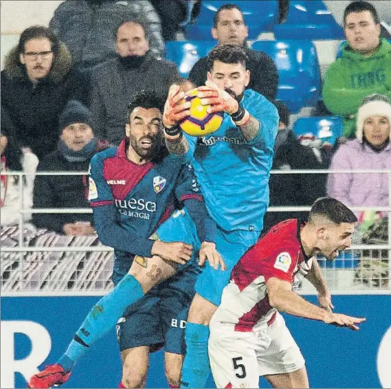  ?? FOTOS: ATHLETIC CLUB ?? Un verdadero candado Iago Herrerín atrapa un balón con seguridad en El Alcoraz, en un partido en el que los rojiblanco­s volvieron a dejar su portería a cero