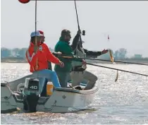  ??  ?? A la espera y con capturas, momentos que vamos a poder volver a lograr si todos tiramos para el mismo lado. De a uno o en dobletes, la pesca nos está esperando para darnos el remedio que más nos gusta.