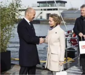  ?? FOTO'S ROBBIE DEPUYDT ?? Annick De Ridder wordt ontvangen op de eerste vaart van de waterbus op het nieuwe traject.