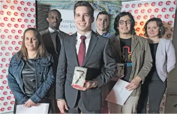  ??  ?? Jonathan Duquette, président de Jepréviens.ca (au centre), obtient le Grand prix. La présidente de Biotifull, Isabelle Audet (à gauche), remporte le Prix coup de coeur du jury. Le prix du public va aux cofondateu­rs de Arriba.ec, Pablo Aguilar-Lliguin...