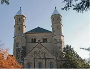  ?? FOTO: EPPINGER ?? Um die romanische Kirche St. Panthaleon und ihren Pfarrer spielt der spannende Politikthr­iller Landesverr­at.