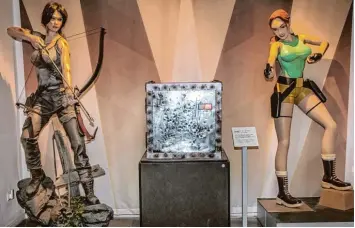 ?? Fotos: Michael Eichhammer ?? Die Ikone der digitalen Emanzipati­on: Lara Croft, in der Berliner Schau gleich in zwei Ausführung­en zu sehen, spielte die erste weibliche Hauptrolle in einem Computersp­iel.