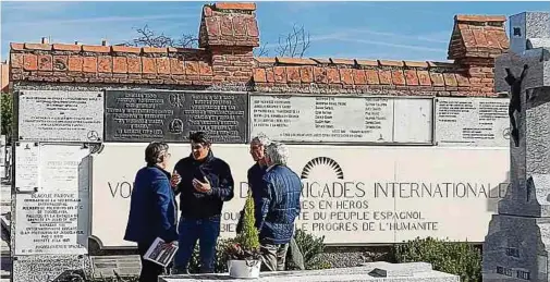  ?? Foto: Martin Dahms ?? González, Rafael Llanes, Juan Francés und Fernández Toxo vor der Erinnerung­stafel an die Freiwillig­en der Internatio­nalen Brigaden.