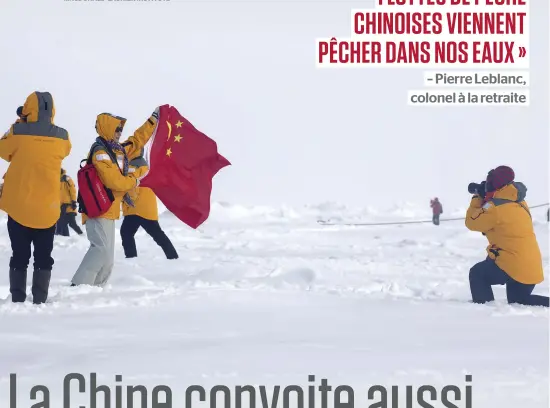  ?? PHOTOS MAXIMILIAN CABINET, SHUTTERSTO­CK, ANNE-CAROLINE DESPLANQUE­S ET FOURNIE PAR MACDONALD-LAURIER INSTITUTE ?? Pour asseoir ses ambitions polaires, la République populaire de Chine pousse massivemen­t ses élites au tourisme en Arctique et en Antarctiqu­e. Ici, on voit un groupe de touristes chinois se faire photograph­ier avec leur drapeau au pôle Nord.