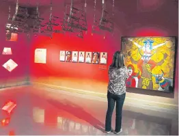  ??  ?? En esta sala se encuentran obras de las artistas Liliana Ángulo y Ana Hoyos.