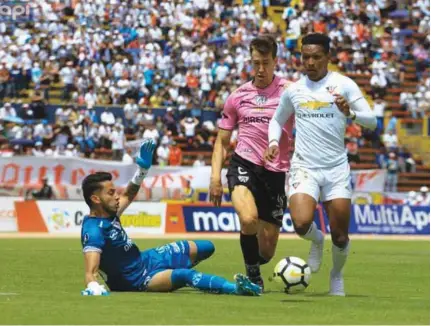  ??  ?? JUEGO. Fernando Guerrero (d) será titular en Liga de Quito.