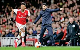  ?? Bild: Kirsty Wiggleswor­th ?? Mikel Arteta, höger, tror att en Fa-cupvinst kan övertyga Pierre-emerick Aubameyang att stanna kvar i Arsenal.