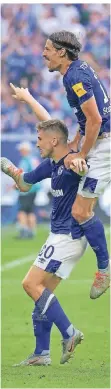  ??  ?? Schalker Jubel-Duo: Jonjoe Kenny (u.) und Benjamin Stambouli.