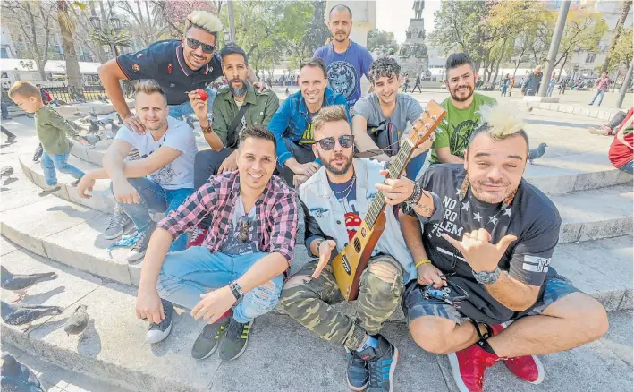  ?? MARIO QUINTEROS. ?? Cantando por un sueño. “Los Cali” en una plaza. También jugaron a caminar por la peatonal como los fabulosos cuatro de Liverpool, pero en Córdoba. Son doce.