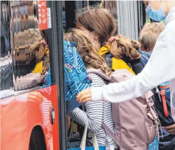  ?? FOTO: ANDREAS ARNOLD/DPA ?? Gerade auf dem Land dient der Busverkehr vor allem dem Schülertra­nsport. In ihren Wahlprogra­mmen verspreche­n fast alle Parteien mehr Angebote zu schaffen.