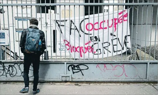  ?? ETIENNE LAURENT / EFE ?? Una pancarta colgada por los huelguista­s en la Universida­d de Tolbiac (París 1)