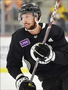  ?? Lake Fong/Post-Gazette ?? Marcus Pettersson, above, has been working with Justin Schultz since the second game of the season.