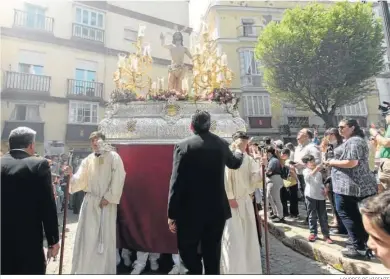  ?? LOURDES DE VICENTE ?? La procesión del Resucitado, por la plaza de Candelaria.