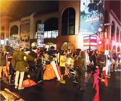  ?? CORTESÍA DE JAVIER CÓRDOBA Y SEMANARIO UNIVERSIDA­D PARA LA NACIÓN ?? Un grupo de universita­rios realizó un cierre en la calle principal de San Pedro, Montes de Oca, lo que luego derivó en un choque con la Policía.