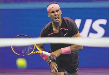  ?? AP FOTO/CHARLES KRUPA ?? Nadal. El español devuelve contra Rinky Hijikata en la primera ronda del US Open./