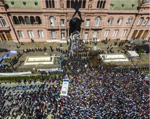  ?? AFP ?? Los medios de comunicaci­ón locales calcularon que un millón de personas llegaron a la Casa Rosada.