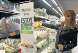  ??  ?? 2 2. Cartelería que informa del uso de material reciclado en los envases de las ensaladas.