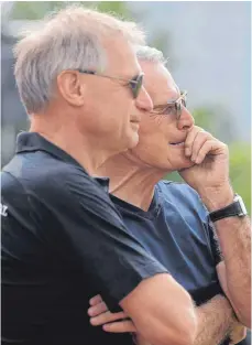  ?? FOTO: IMAGO ?? Haben die Clubkasse für den Winter geöffnet: VfB-Sportdirek­tor Michael Reschke (vorne) und Präsident Wolfgang Dietrich.