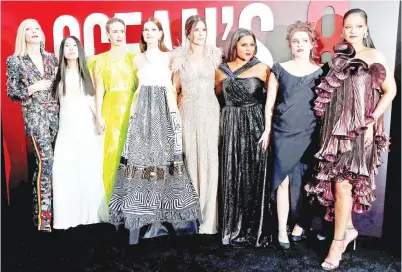  ?? — Gambar Reuters ?? OCEAN’S 8: (Dari kiri) Cate Blanchett, Awkwafina, Sarah Paulson, Anne Hathaway, Sandra Bullock, Mindy Kaling, Helena Bonham Carter dan Rihanna bergambar bersama semasa tayangan perdana dunia filem ‘Ocean’s 8’ di Alice Tully Hall di New York City, New York, pada 5 Jun lepas.