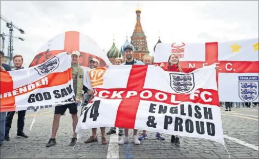  ??  ?? EN LA PLAZA ROJA. Mientras llega el partido contra Suecia, que se jugará mañana en Samara, los aficionado­s ingleses visitan Moscú.