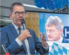  ?? FOTO: RALF LIENERT ?? So wie Gerd Müller bei seiner Wahlparty vor dem Fernsehint­erview von Jörg Meuthen sprechen musste, steht die Politik von CSU und CDU derzeit im Schatten der AfD.