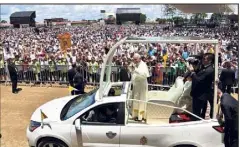  ?? (Photo AFP) ?? Le souverain pontife a été accueilli par une foule enthousias­te.