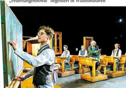  ?? BILD: LANDESBÜHN­E ?? Spaß im Klassenzim­mer: eine Szene aus der „Feuerzange­nbowle“mit Simon Ahlborn (links) als Johannes Pfeiffer. Mitte: Aom Flury als Direktor Knauer