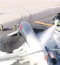  ?? ?? Avión incendiado en el aeropuerto de Miami.