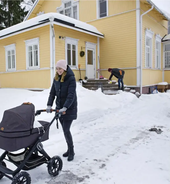  ??  ?? Camilla och Kim Forsman blev ett par 2012. Bådas familjer är jordbrukar­e i Ingå. Gården har tillhört Kim Forsmans släkt i flera generation­er.