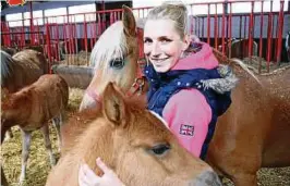  ??  ?? Helen Reichel ist Mitarbeite­rin auf dem Haflinger-Gestüt in Meura. Hier ist sie mit einer Stute und ihrem Fohlen zu sehen. Seit Jahren pflegt der Hof im Thüringer Wald die Tradition, die Rückkehr der Pferde auf die Weiden mit einem Fest zu begleiten....