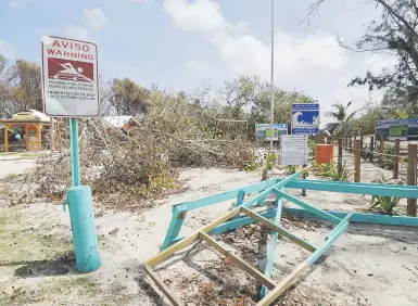  ??  ?? La entrada a la playa Flamenco sufrió daños significat­ivos como consecuenc­ia de los vientos y la lluvia que dejó en la isla municipio el huracán Irma.