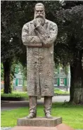  ?? Foto: dpa/G Neumann/Medienzent­rum Stadt Wuppertal ?? Fast vier Meter groß und aus China: die Engels-Statue von Wuppertal