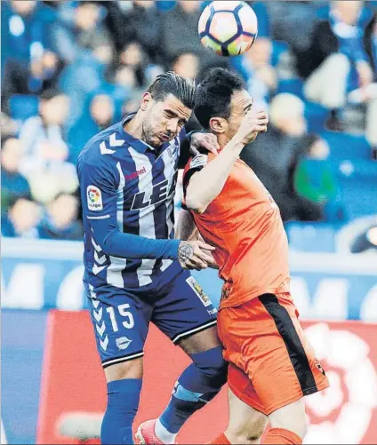  ?? FOTO: EFE ?? Peleado El defensa del Alavés Theo Hernández y el centrocamp­ista del Eibar Kike García luchan por el balón