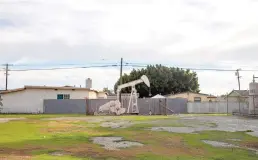  ?? Tribune News Service/los Angeles Times ?? An oil derrick pump is seen on a property, adjacent to homes, in the Wilmington neighborho­od of Los Angeles on Jan. 26, 2022.