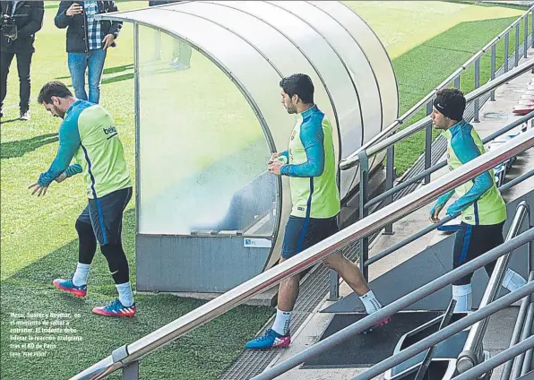  ?? FOTO: PERE PUNTÍ ?? Messi, Suárez y Neymar, en el momento de saltar a entrenar. El tridente debe liderar la reacción azulgrana tras el KO de París