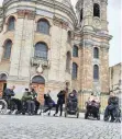  ?? FOTO: SENSIBLE ART ?? Neben dem Skaterpark in Weißenau wurde der Rap-Song „Sprich mit mir“auch auf dem Vorplatz der Basilika aufgenomme­n.